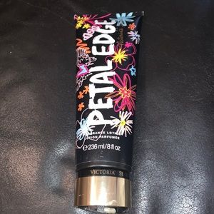 Victoria Secret Petal Edge lotion parfume like new
